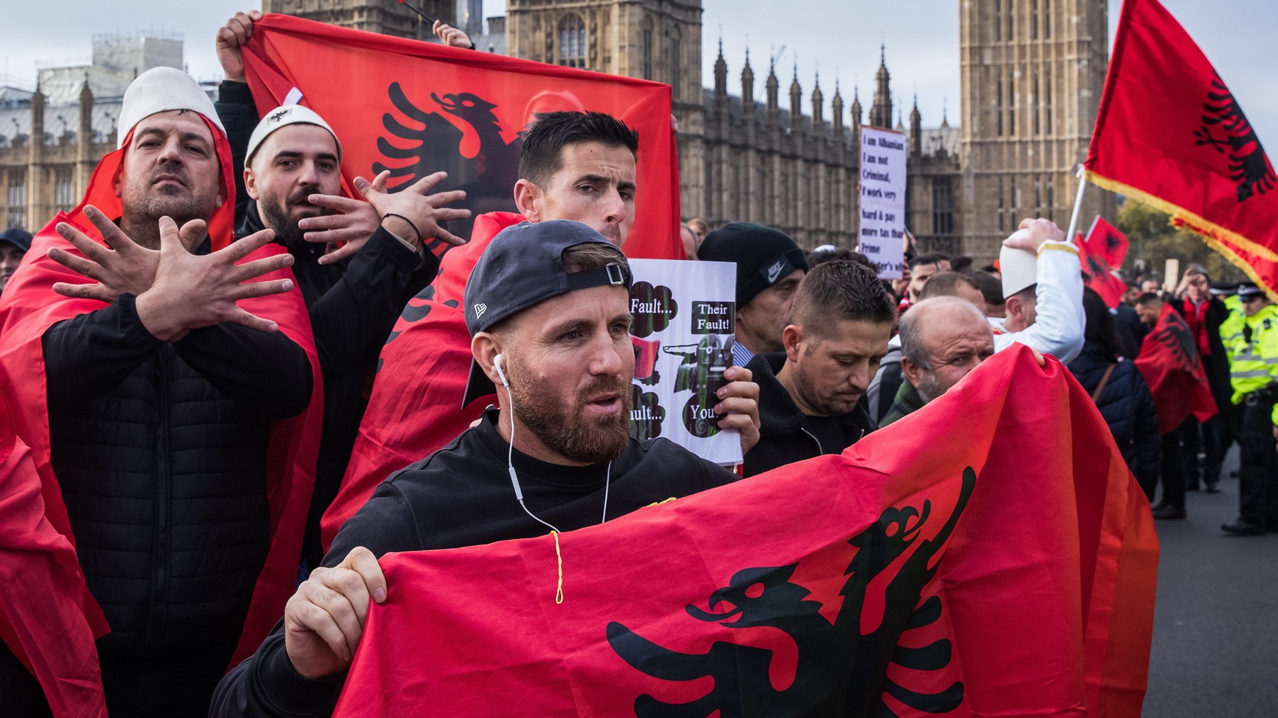 Βρετανία: Συγχαρητήρια στο προσωπικό των κέντρων απέλασης που στέλνουν τους Αλβανούς πίσω