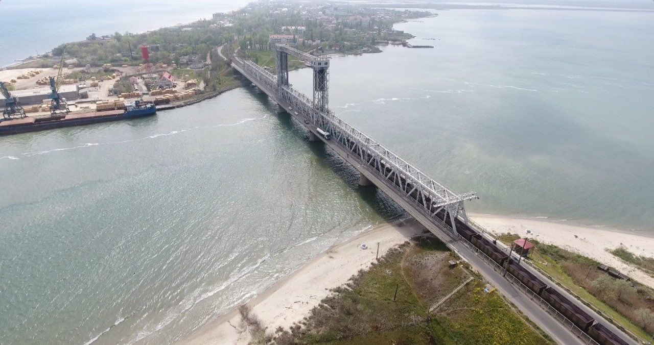 Oι Ρώσοι ανατίναξαν την μεγάλη γέφυρα της Οδησσού με υποβρύχιο drone (βίντεο)
