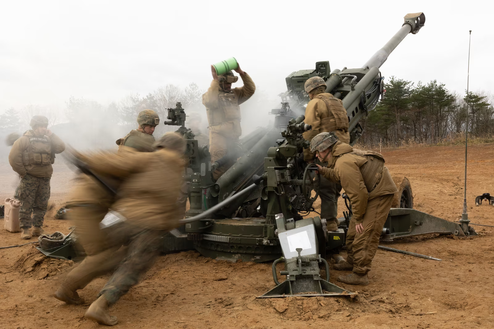 Μαχητές της Wagner επιδεικνύουν ένα κατεστραμμένο αμερικανικό ρυμουλκούμενο πυροβόλο M777