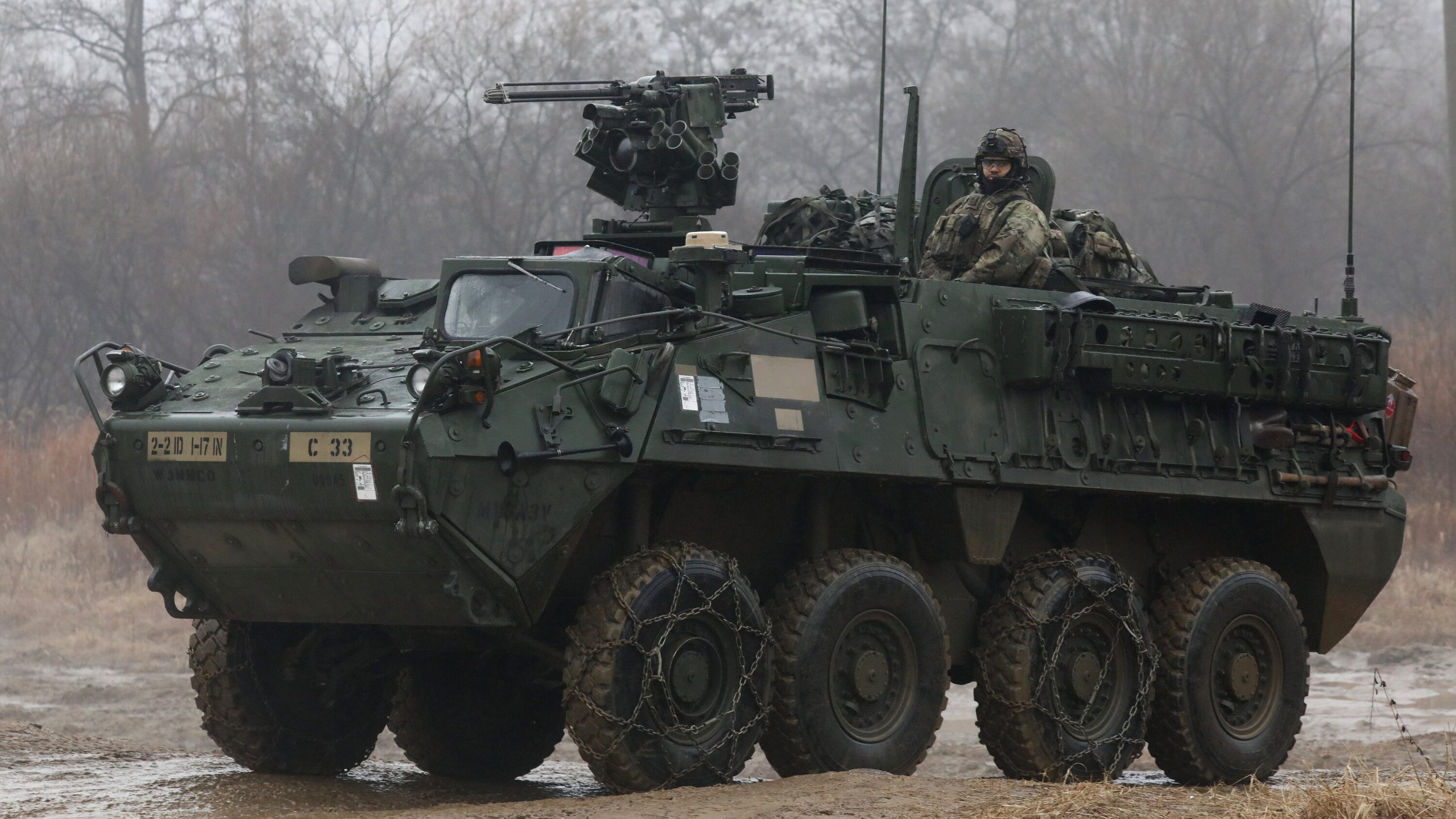 80 τροχοφόρα ΤΟΜΠ Stryker έφτασαν στην Γερμανία από τις ΗΠΑ για να προωθηθούν στην Ουκρανία