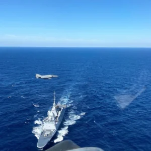 Πραγματοποιήθηκε η συνεκπαίδευση μαχητικών αεροσκαφών της Πολεμικής Αεροπορίας με τη γαλλική φρεγάτα FS Languedoc