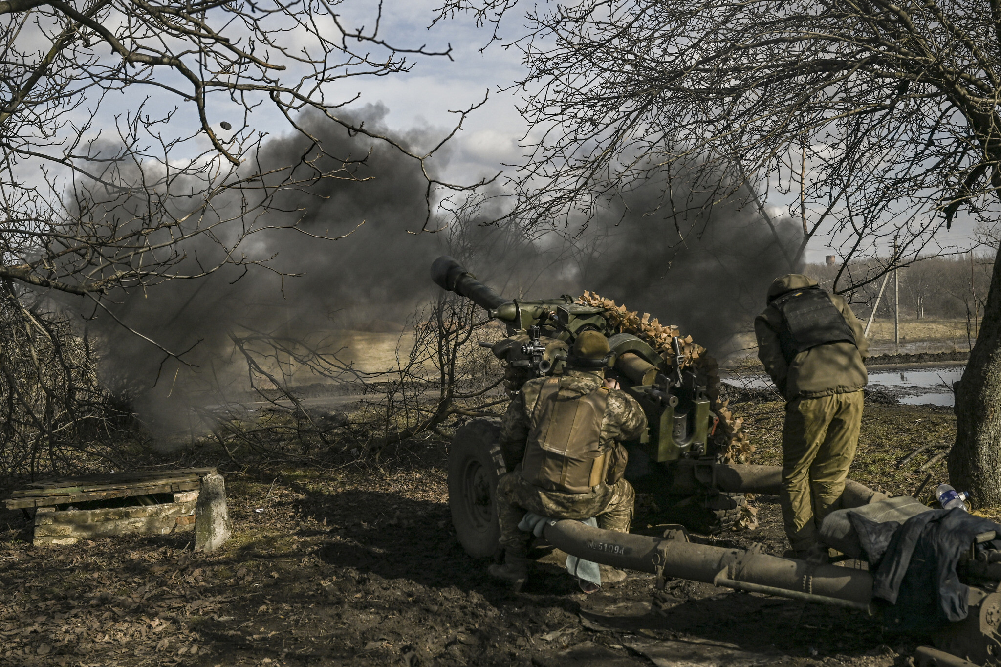Μπακχμούτ: Με τεράστια… σφεντόνα ρίχνουν βομβίδες οι Ουκρανοί κατά των ρωσικών δυνάμεων! (βίντεο)