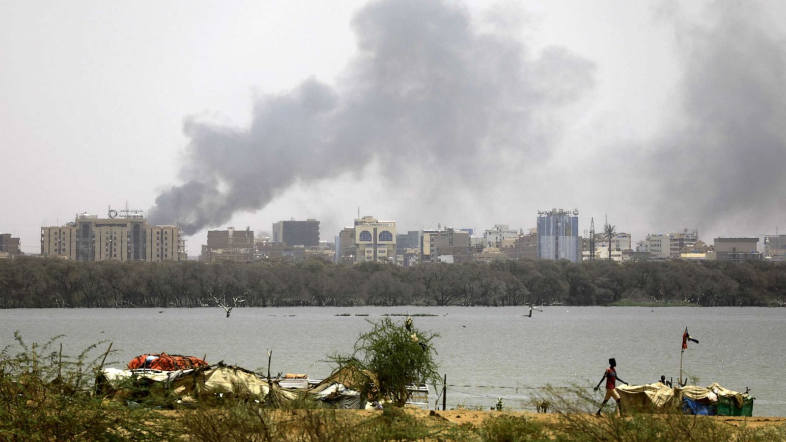 Χάος στο Σουδάν: Ολονύχτιες συγκρούσεις μεταξύ Στρατού και παραστρατιωτικών – Αυξάνονται τα θύματα