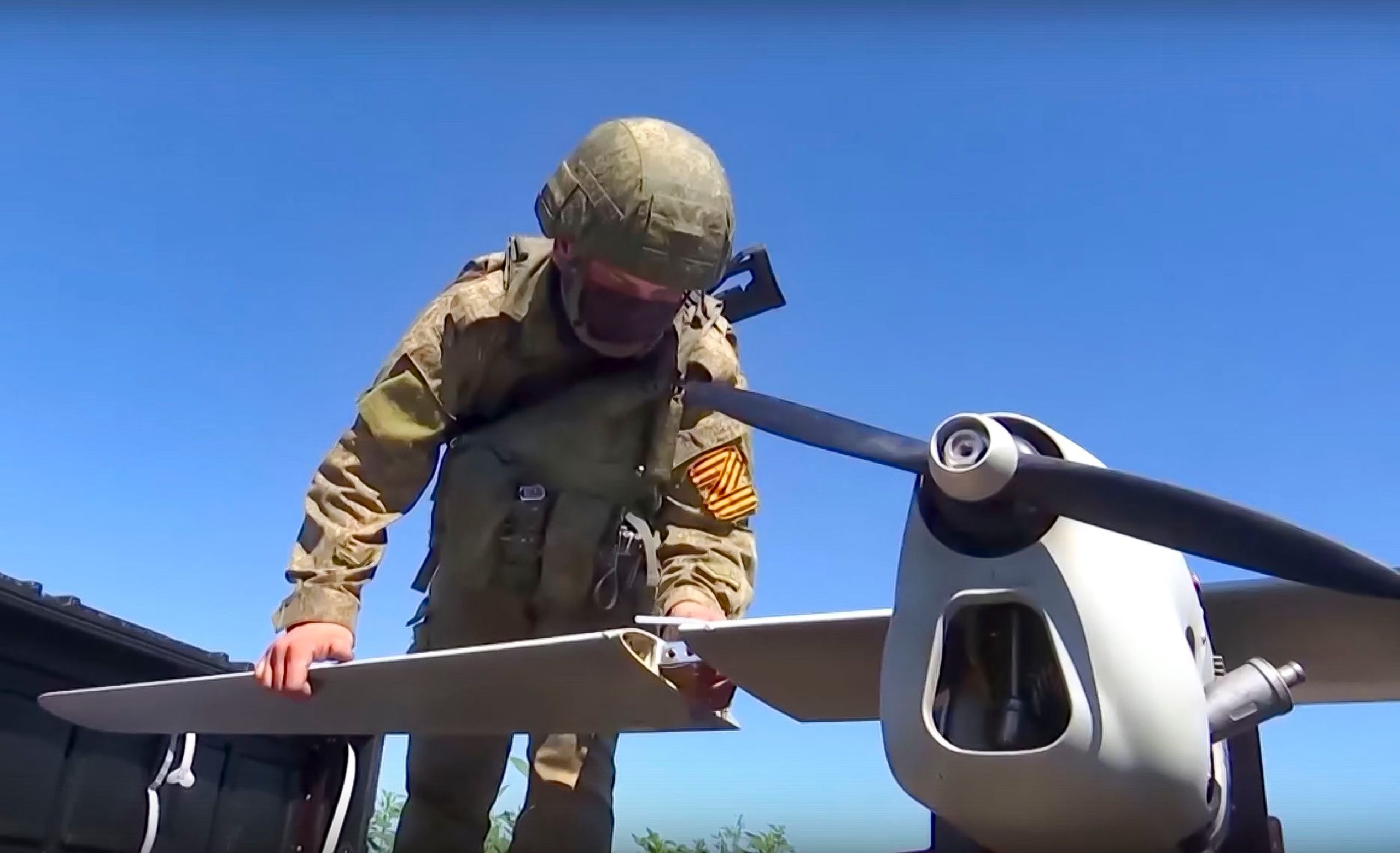 Βίντεο: Ουκρανικό drone-καμικάζι πέφτει πάνω σε ρωσικό τρακτέρ που χρησιμοποιείται για την κατασκευή οχηρώσεων