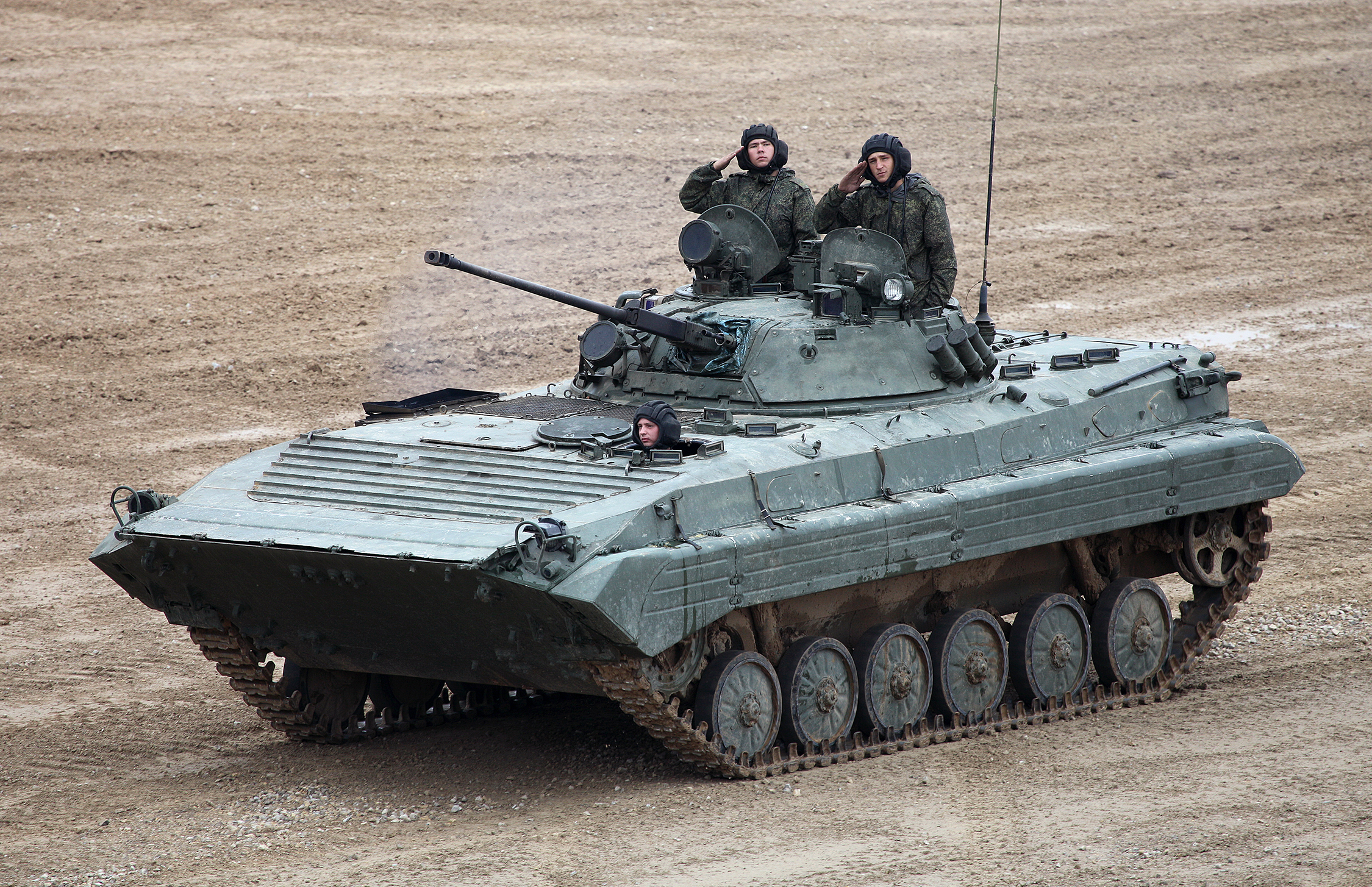 Ανατολική Ουκρανία: Πήραν το πυροβόλο του BMP-2 και άρχισαν τα πυρά!