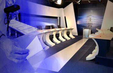 Debate: Τα «φώτα» της δημοσιότητας στραμμένα στον αρχηγό της αξιωματικής αντιπολίτευσης Α.Τσίπρα ο οποίος προσέρχεται με ηχηρές παρεμβάσεις