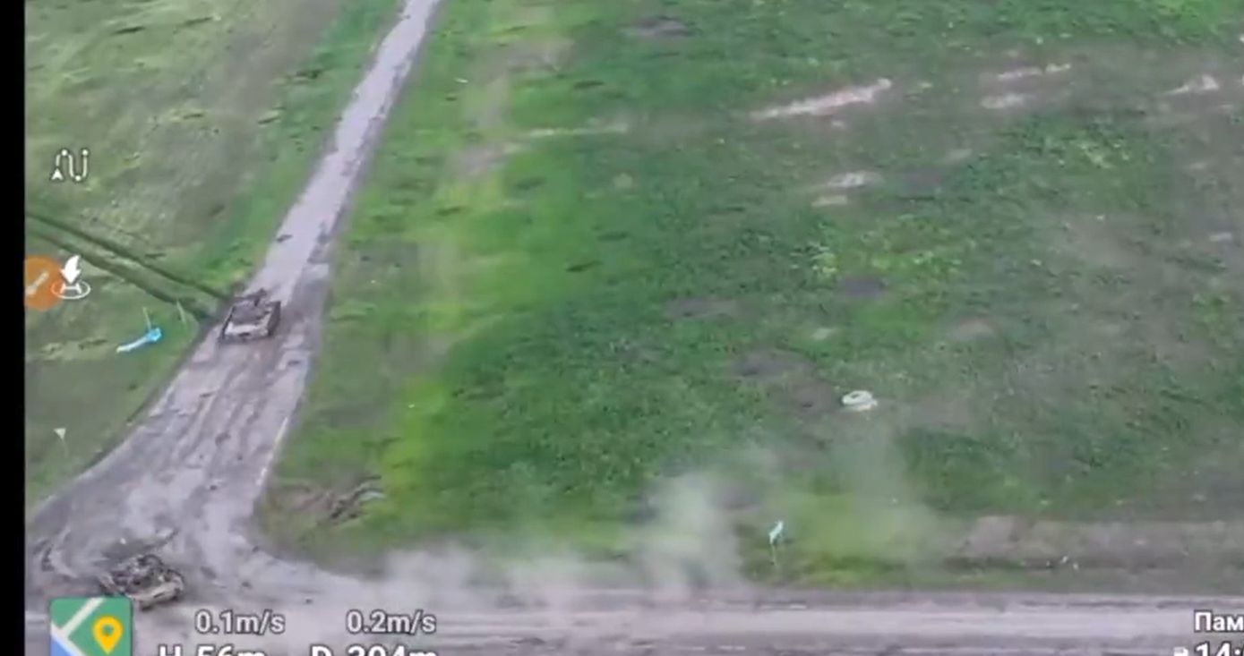 Συνδυασμένες επιχειρήσεις ρωσικών τεθωρακισμένων με drone αυτοκτονίας (βίντεο)