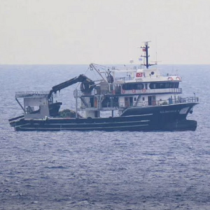 Μέχρι τα Κύθηρα έφτασαν τουρκικά αλιευτικά – Έριξαν δίχτυα και σήκωσαν σημαία (βίντεο)