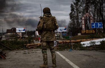 Μπακχμούτ: Η στιγμή που Ουκρανός στρατιώτης δέχεται οβίδα από το ρωσικό πυροβολικό (βίντεο)