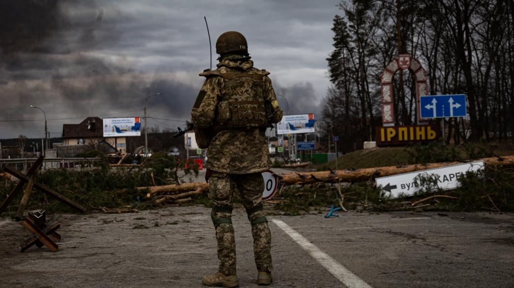 Μπακχμούτ: Η στιγμή που Ουκρανός στρατιώτης δέχεται οβίδα από το ρωσικό πυροβολικό (βίντεο)