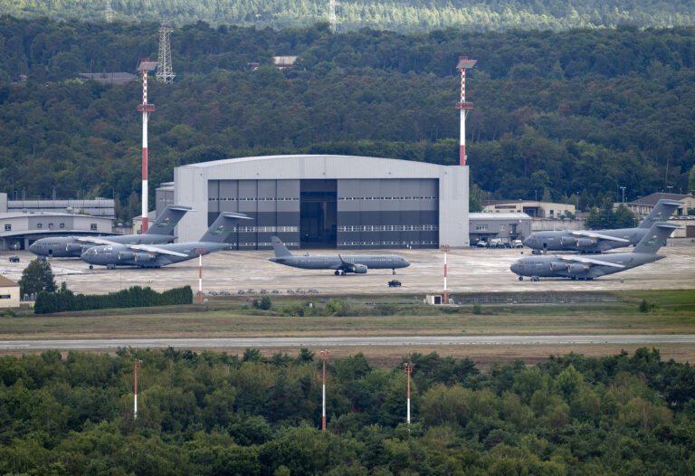 Γερμανία: Απόστρατοι της Luftwaffe εκπαιδεύουν Κινέζους πιλότους