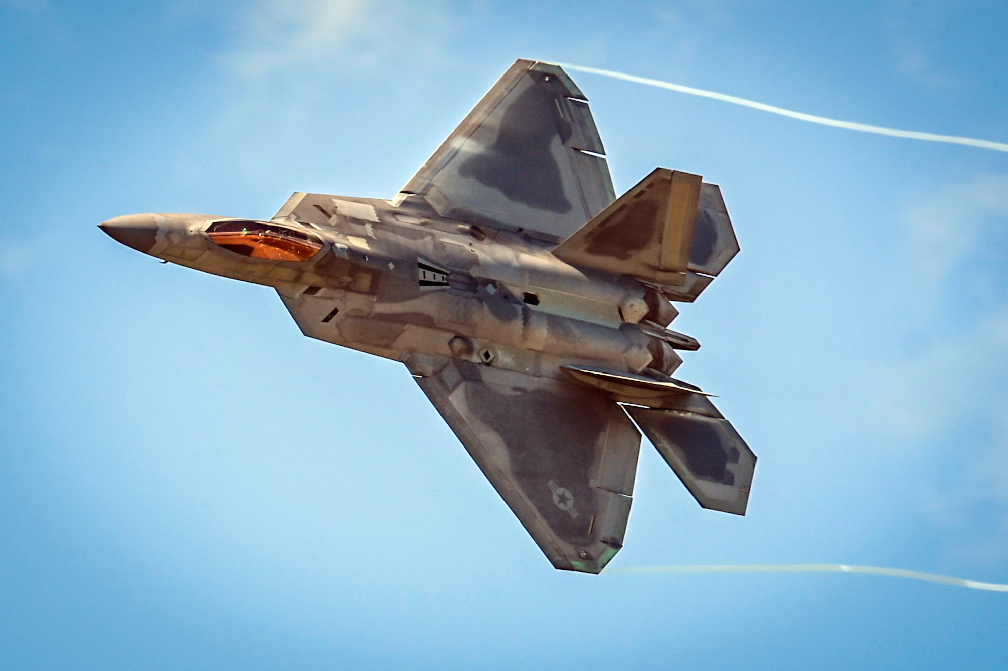 Οι ΗΠΑ στέλνουν F-22 στην Μέση Ανατολή επικαλούμενες «μη ασφαλείς ενέργειες» ρωσικών αεροσκαφών