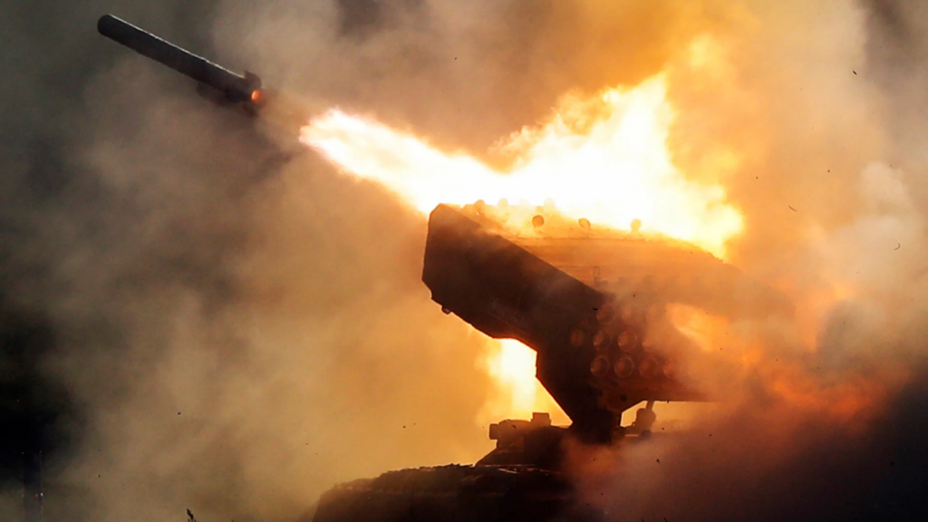 Αβντιβκά: Τρομερά πλάνα από βολές συστημάτων TOS – Πυρπολούν τις ουκρανικές θέσεις