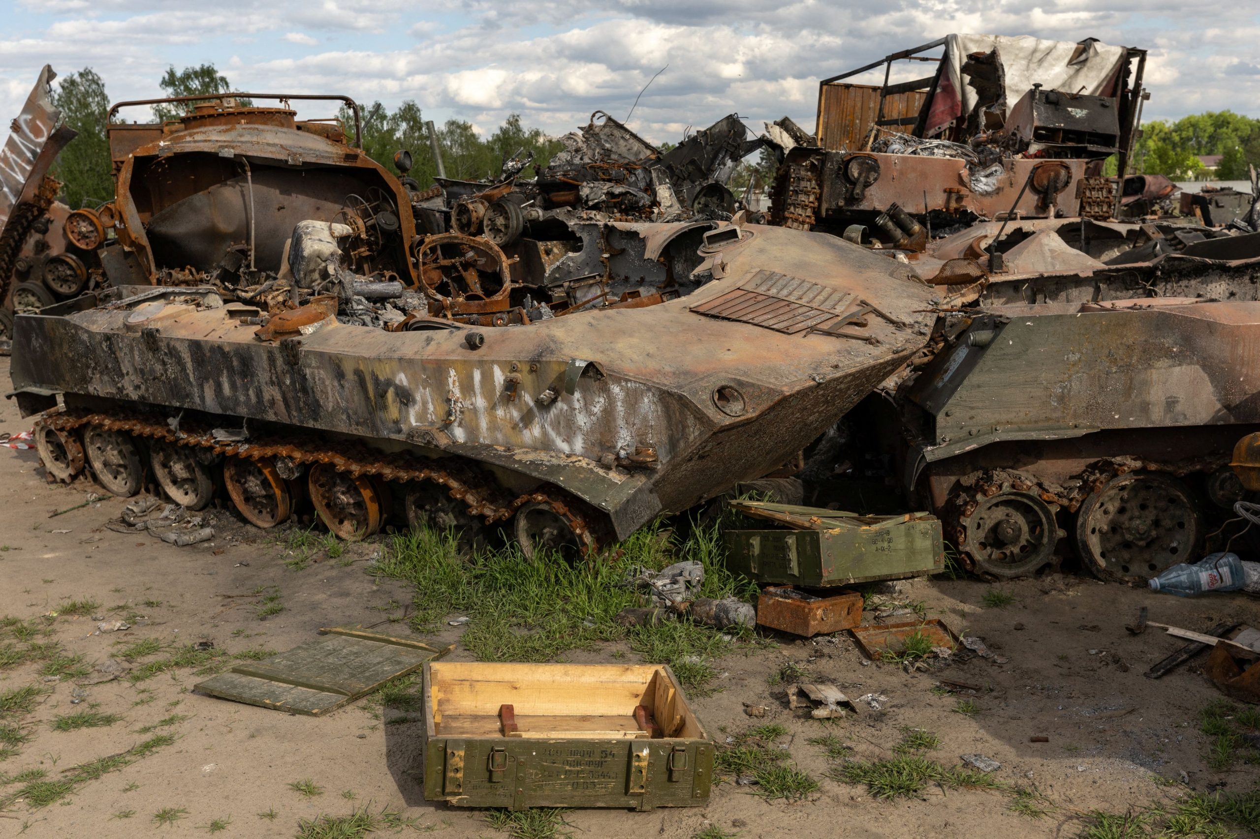 Ζαπορίζια: Καρέ-καρέ η καταστροφή ουκρανικών θωρακισμένων οχημάτων από ρωσικά ελικόπτερα