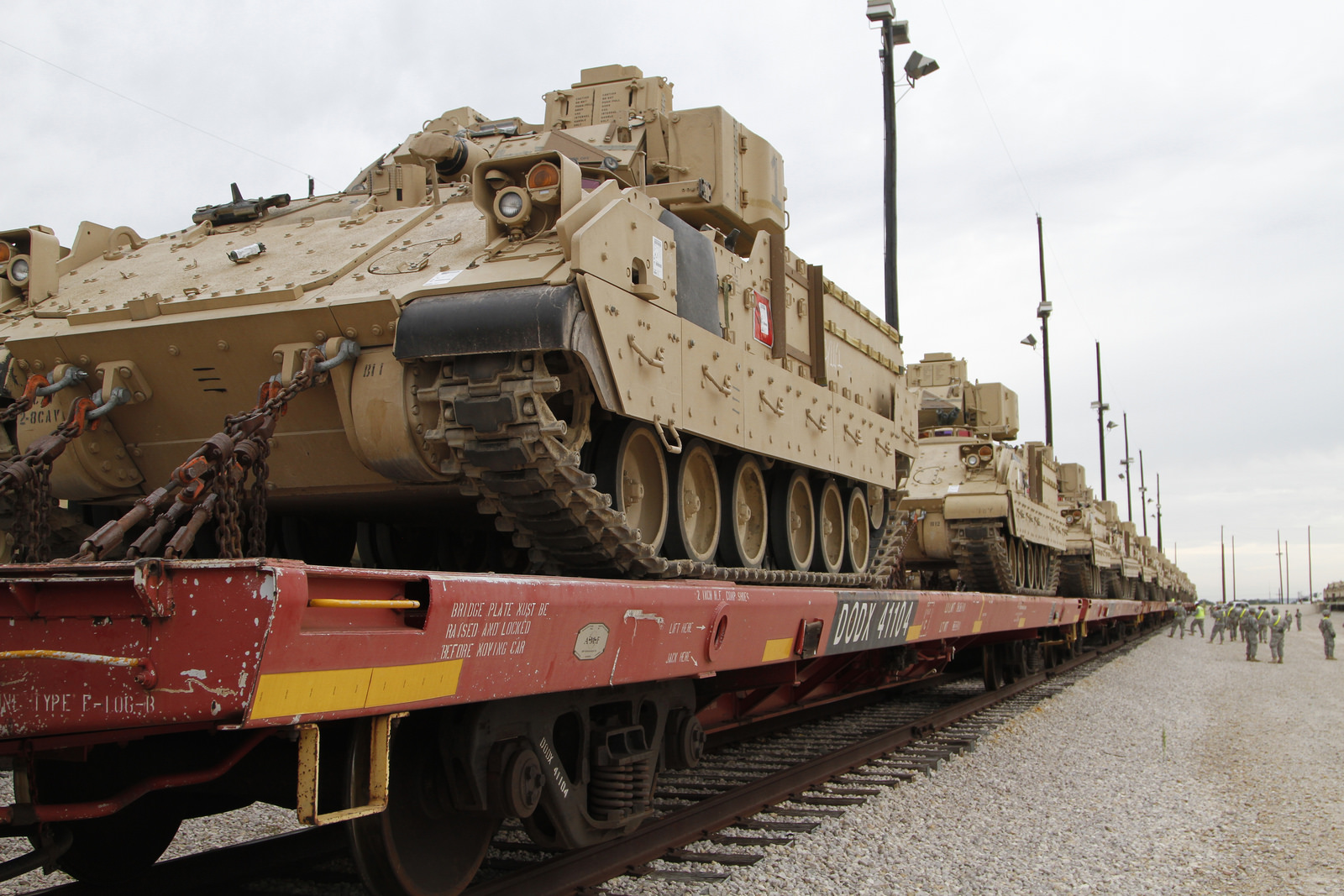 ΗΠΑ: Ασυνήθιστη στρατιωτική κινητοποίηση – Τεθωρακισμένα μεταφέρονται με σιδηροδρομικούς συρμούς