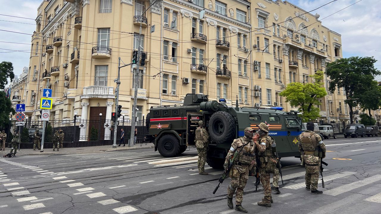 Ροστόβ-ον-Ντόν: Τα μαζεύουν οι ένοπλοι της Wagner αφού βγάζουν πρώτα φωτογραφίες με τους κατοίκους