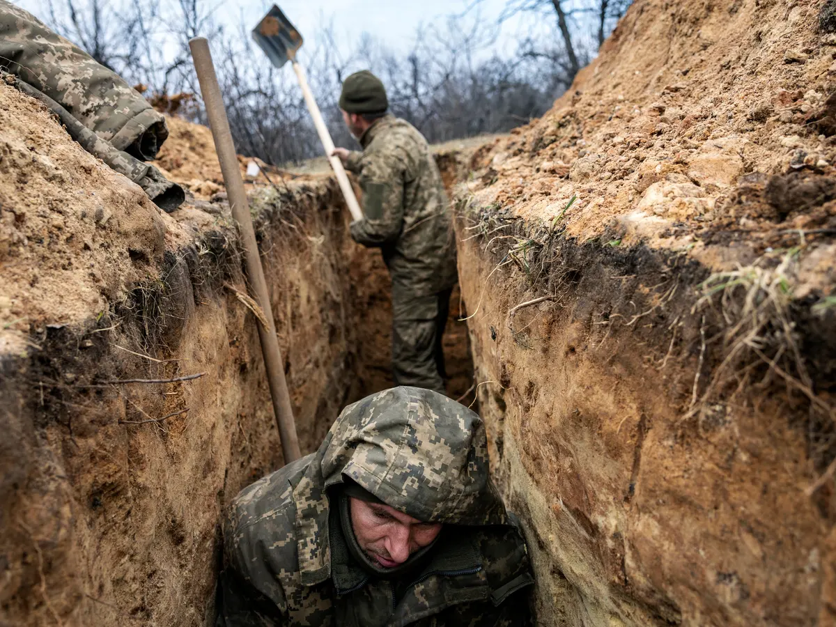 Ουκρανός διοικητής πετά χειροβομβίδες σε στρατιώτες του γιατί εγκατέλειψαν τις θέσεις τους!
