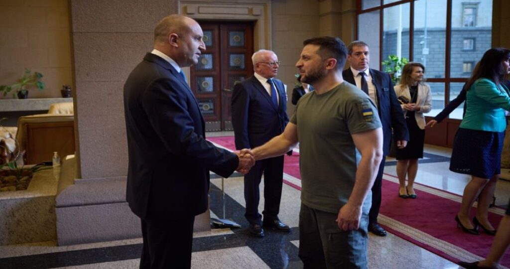 «Πλακώθηκαν» Ράντεφ-Ζελένσκι στην Σόφια: «Δεν θέλω να στέλνουμε όπλα και πυρομαχικά από τις εφεδρείες μας στο Κίεβο»