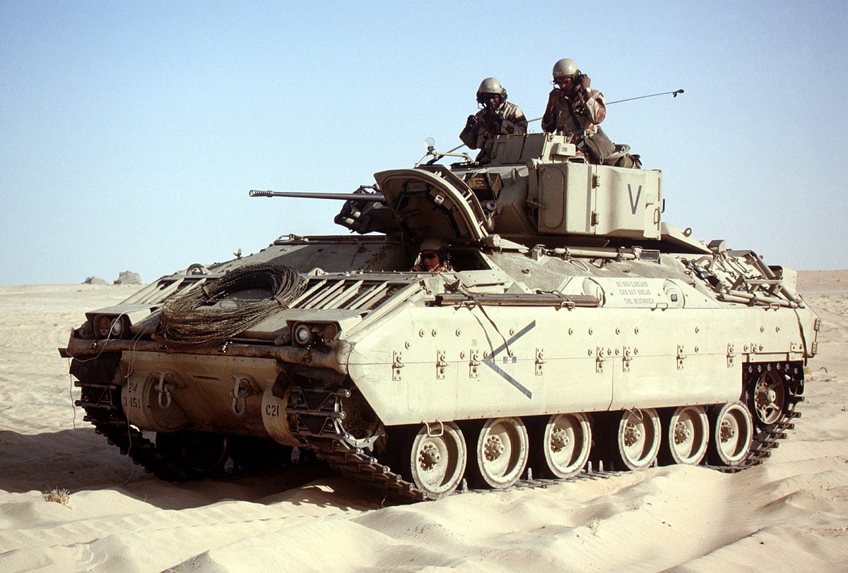 Ουκρανικό ΤΟΜΑ M2 Bradley: Το άνοιξε «σαν κονσέρβα» βλήμα που δεν έσκασε από ρωσικό άρμα T-72 (βίντεο)