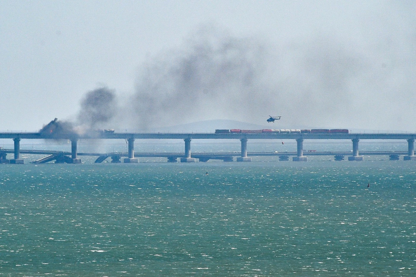 Εκρήξεις στην γέφυρα του Κερτς στην Κριμαία – Τουλάχιστον δύο νεκροί