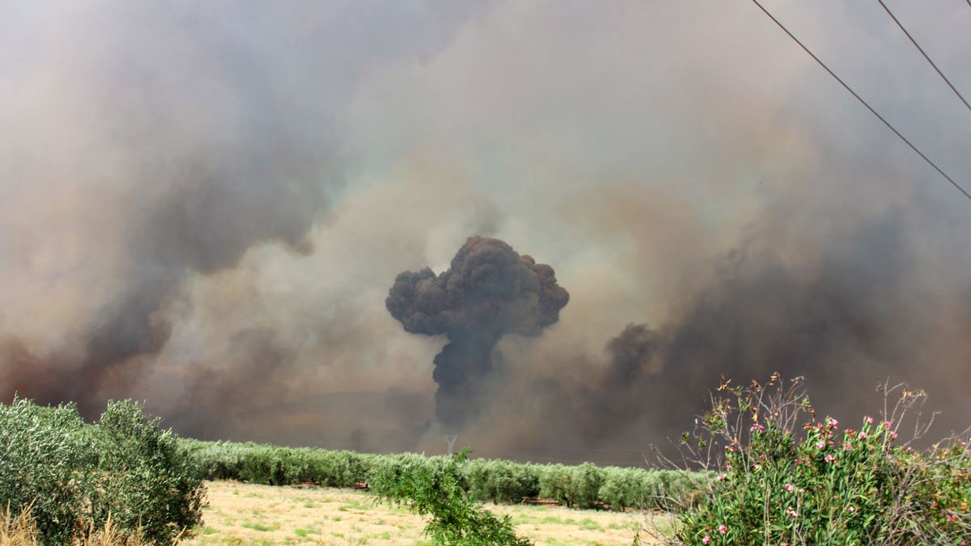 Γιατί δεν πήγε κανείς να σβήσει τη φωτιά στη Ν.Αγχίαλο – Τι αποκαλύπτει πτέραρχος – «Μέχρι 1 χλμ. μακριά φτάνουν τα θραύσματά από τις βόμβες»