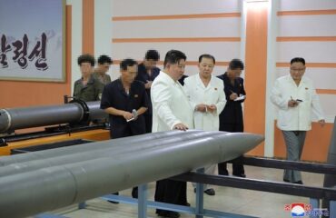 Κιμ Γιονγκ Ουν: Εντολή για αύξηση της παραγωγής κατευθυνόμενων πυραύλων