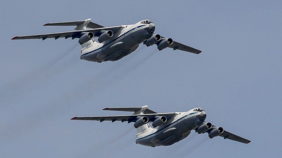 Ουκρανική επίθεση με drones στην ρωσική πόλη Πσκοφ κατέστρεψε 4 μεταφορικά αεροσκάφη Il-76 και προκάλεσε ζημιές σε ένα Τu-22!