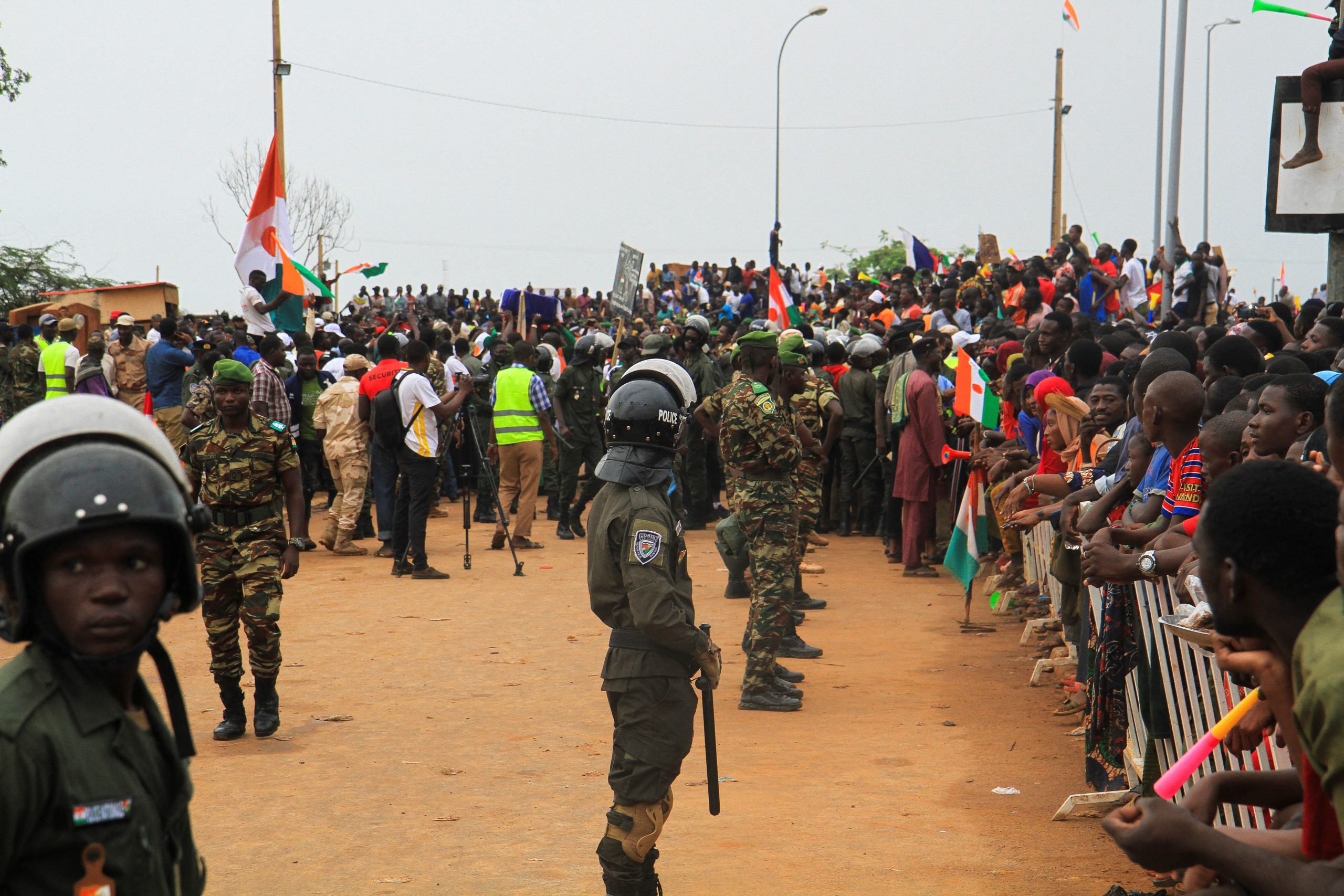 Χιλιάδες διαδηλωτές περικύκλωσαν την γαλλική στρατιωτική βάση στο Νίγηρα και προσπάθησαν να εισβάλλουν! (βίντεο)