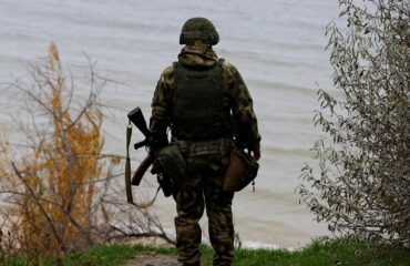 Ουκρανικό drone βάλλει κατά Ρώσου στρατιώτη που εκλιπαρεί για την ζωή του (βίντεο)