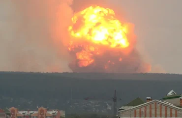 Οι Ουκρανοί έπληξαν ρωσική αποθήκη πυρομαχικών στο Λουγκάνσγκ (βίντεο)