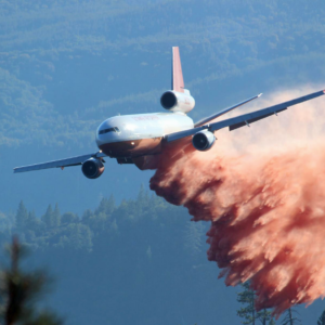 Εκπληκτικό βίντεο από DC-10 εν μέσω κατάσβεσης  δασικής πυρκαγιάς
