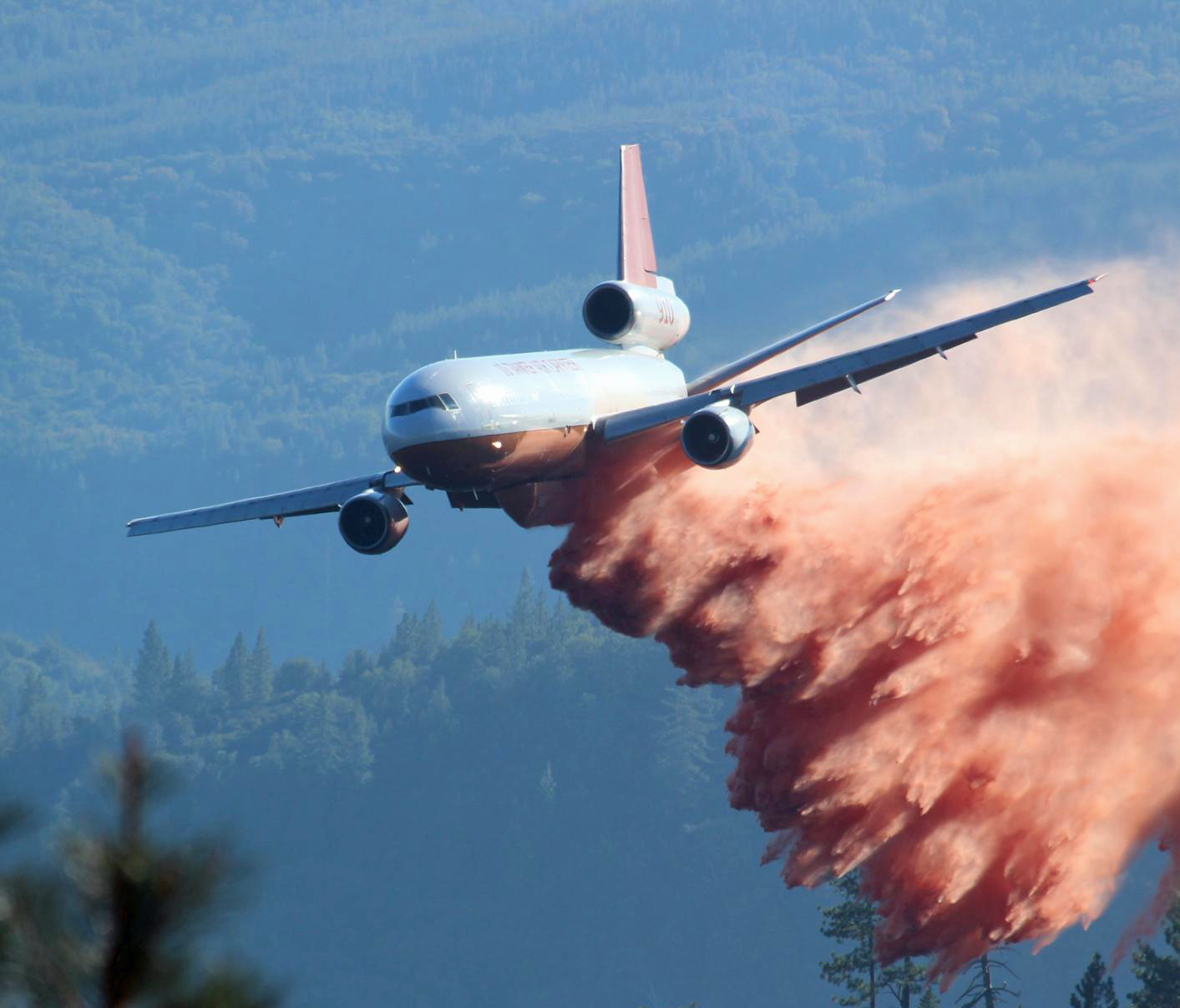 Εκπληκτικό βίντεο από DC-10 εν μέσω κατάσβεσης  δασικής πυρκαγιάς