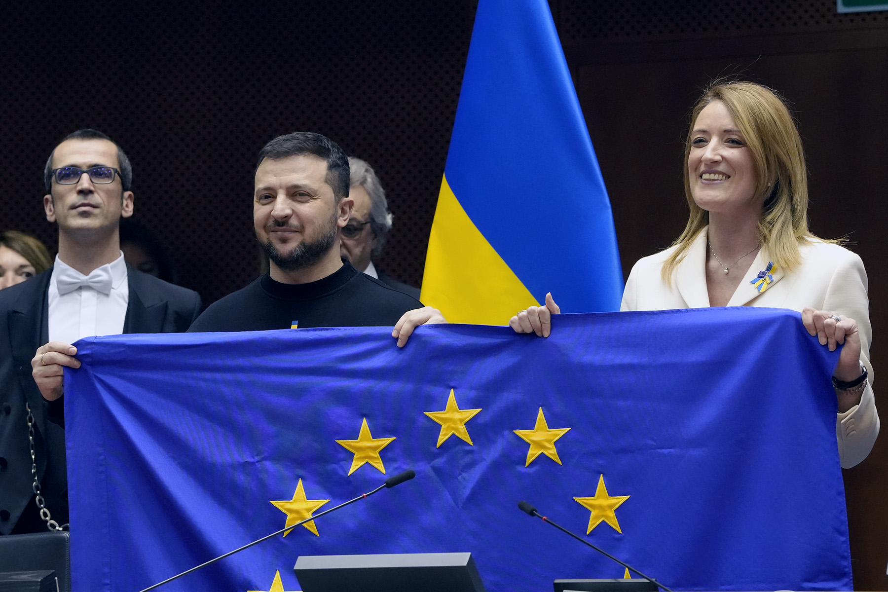Διεύρυνση  ΕΕ: Όλο το χρήμα στον Ζελένσκι – Στα 186 δισ.€ το ποσό που θα λάβει η Ουκρανία