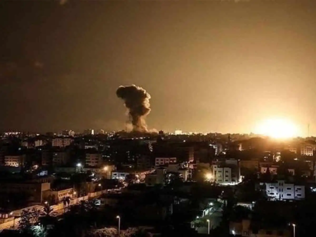 Οι Τούρκοι βομβάρδισαν  το Κομπάνι: Εκρήξεις και φωτιές στην πόλη – Κτυπήθηκε νοσοκομείο