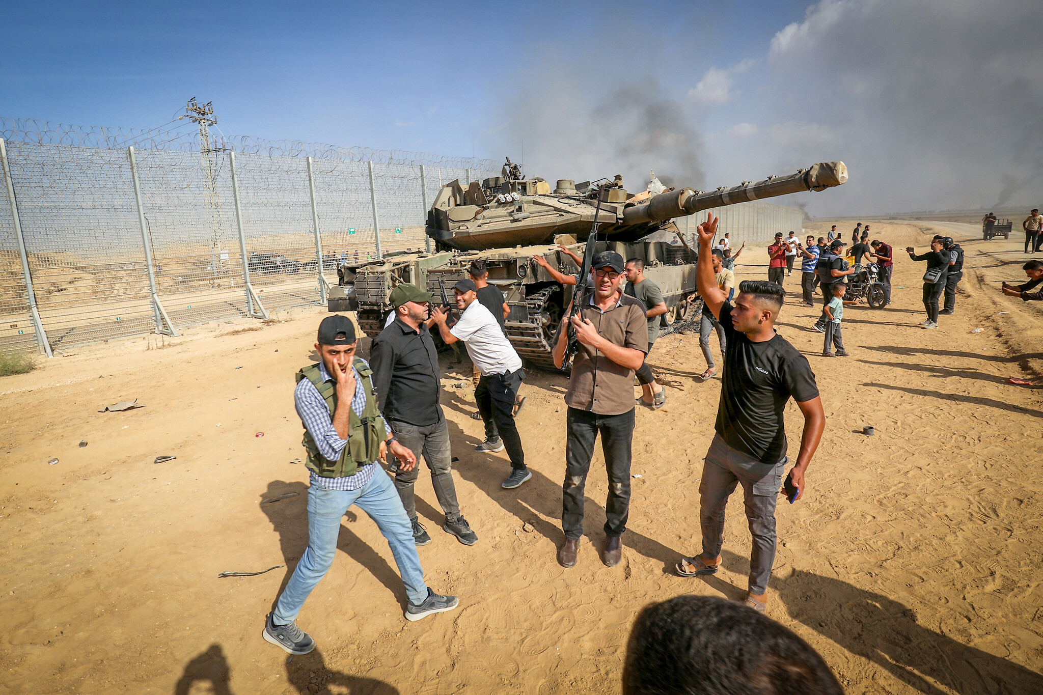 Νότιο Ισραήλ: Εικόνες βγαλμένες από ταινία θρίλερ – Καμένα αυτοκίνητα και πτώματα στους δρόμους