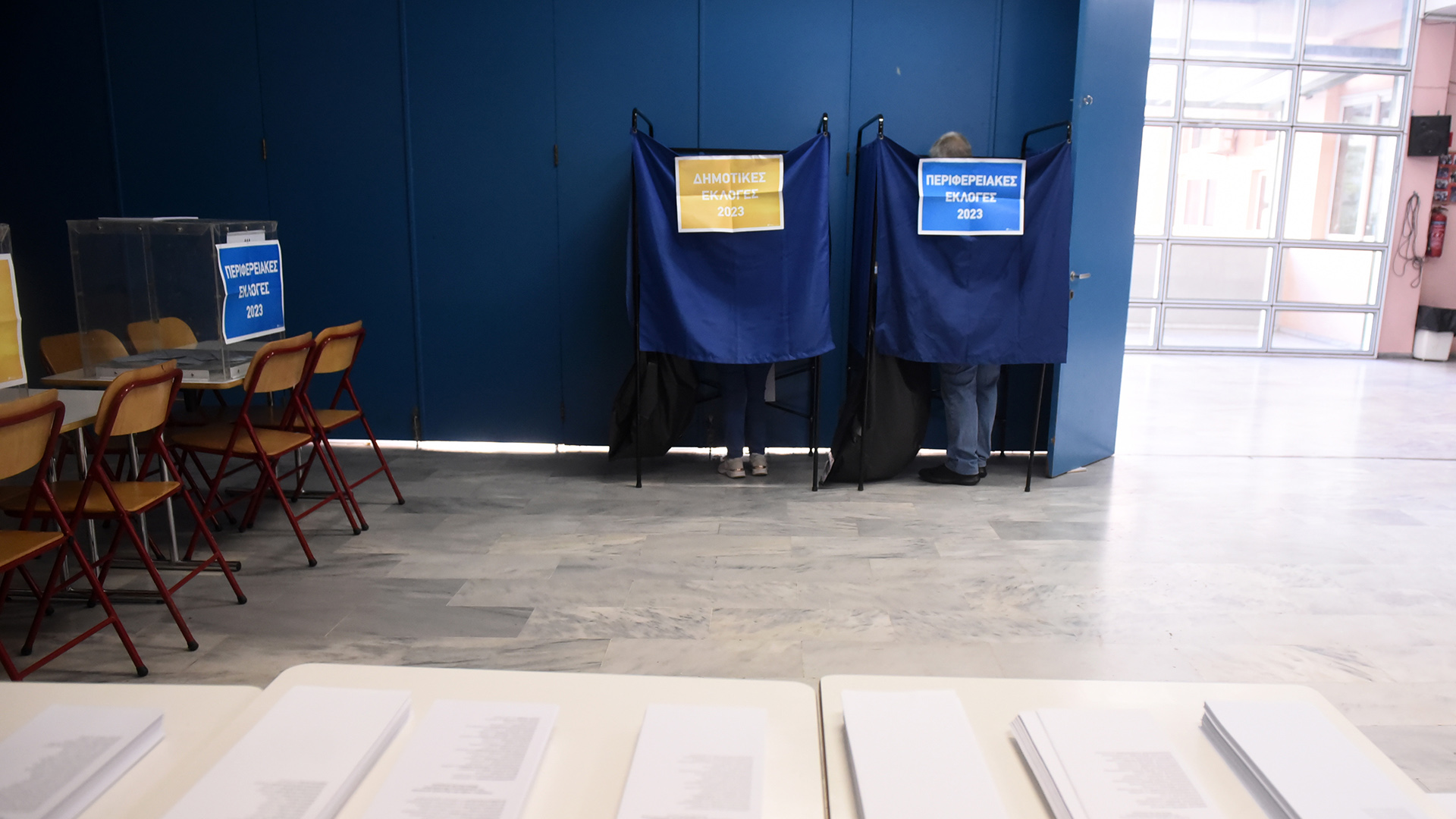 Έρημα εκλογικά κέντρα – Άδειες κάλπες – Ακόμα μικρότερη η συμμετοχή