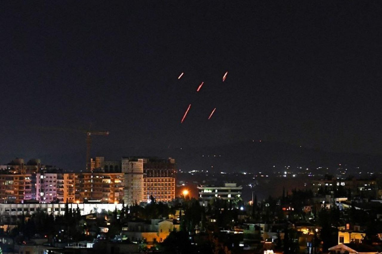 Κλιμακώνεται η κρίση στη Μέση Ανατολή: Ισραηλινά αεροσκάφη έπληξαν στρατιωτικές υποδομές και εξοπλισμό του συριακού Στρατού!
