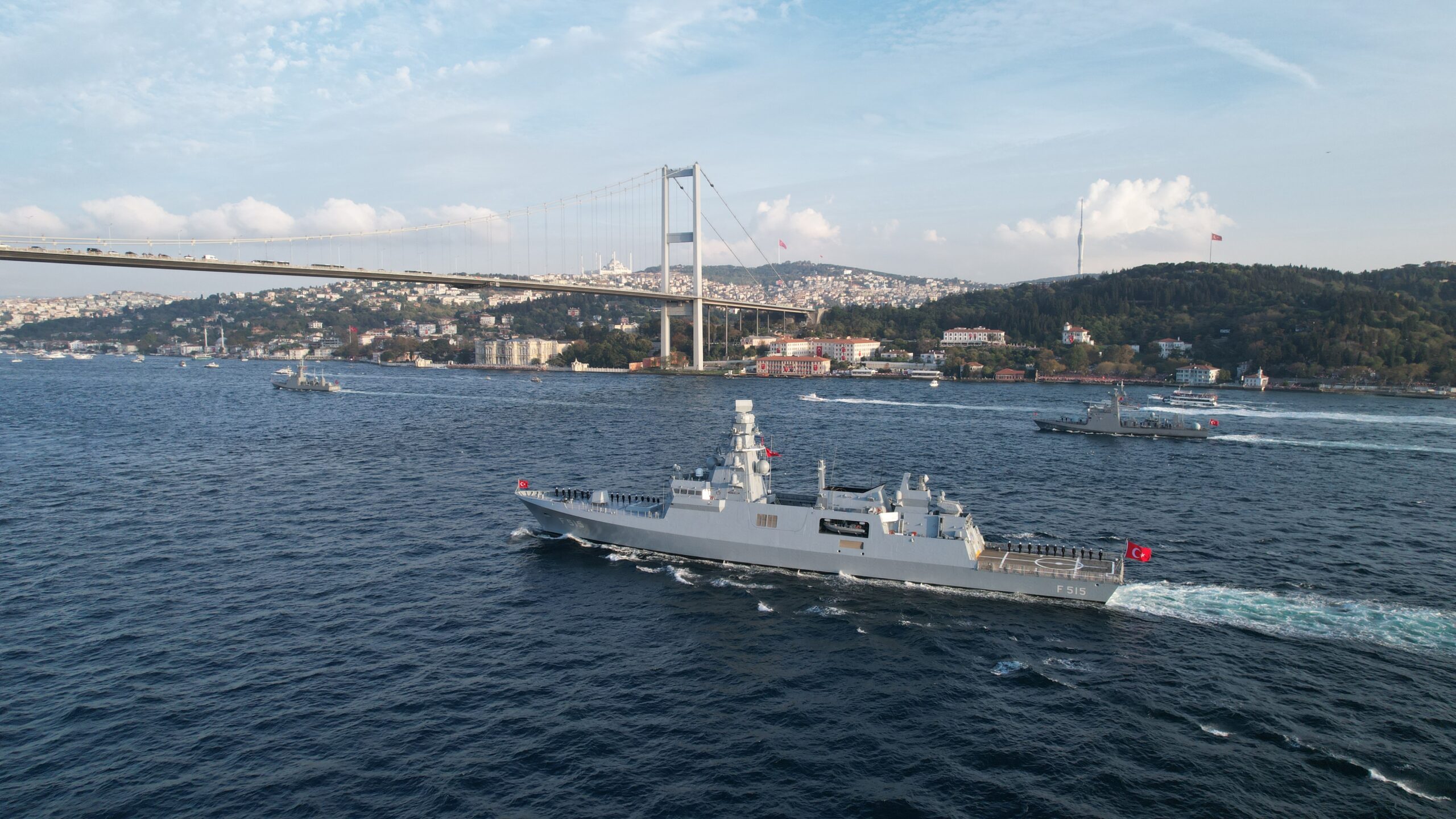 Η νέα φρεγάτα του τουρκικού Ναυτικού “Instanbul”στην ναυτική «παρέλαση» στον Βόσπορο