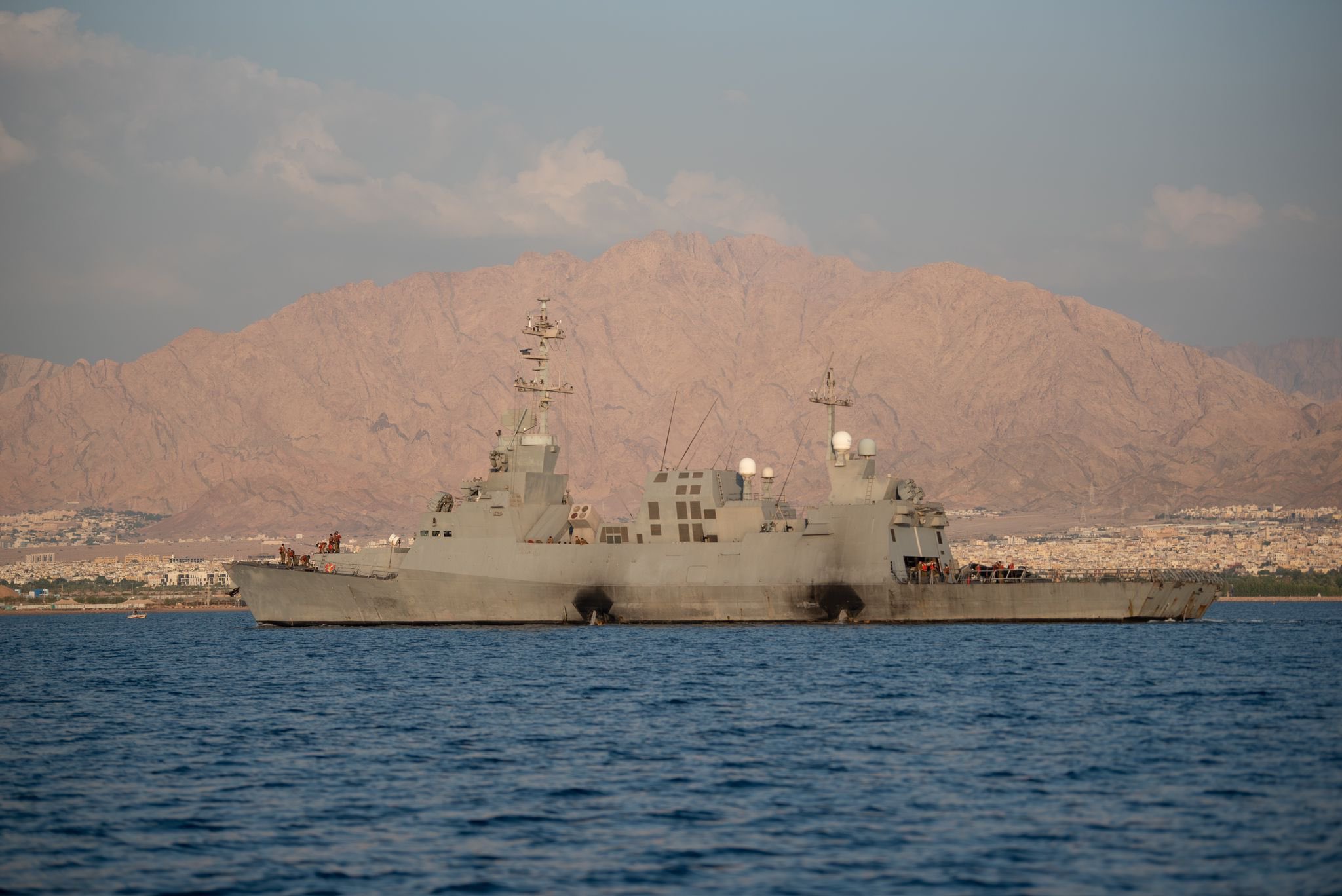 Το Ισραήλ έστειλε πολεμικά πλοία στην Ερυθρά Θάλασσα για να αντιμετωπιστούν οι πυραυλικές επιθέσεις των Χούθι (φώτο, βίντεο)