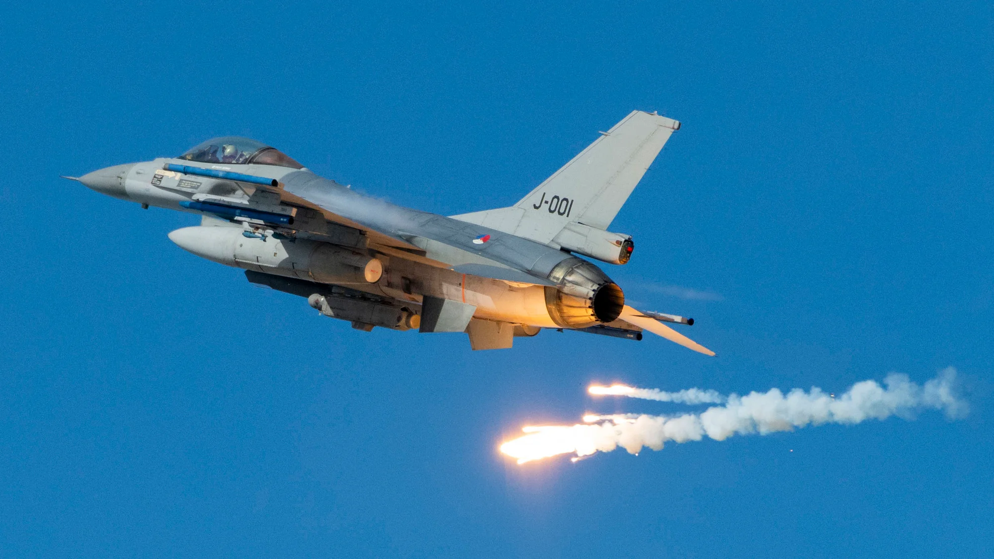 Ολλανδία: Έφτασαν στην Ρουμανία τα πρώτα 5 F-16AM για την εκπαίδευση των Ουκρανών πιλοτών