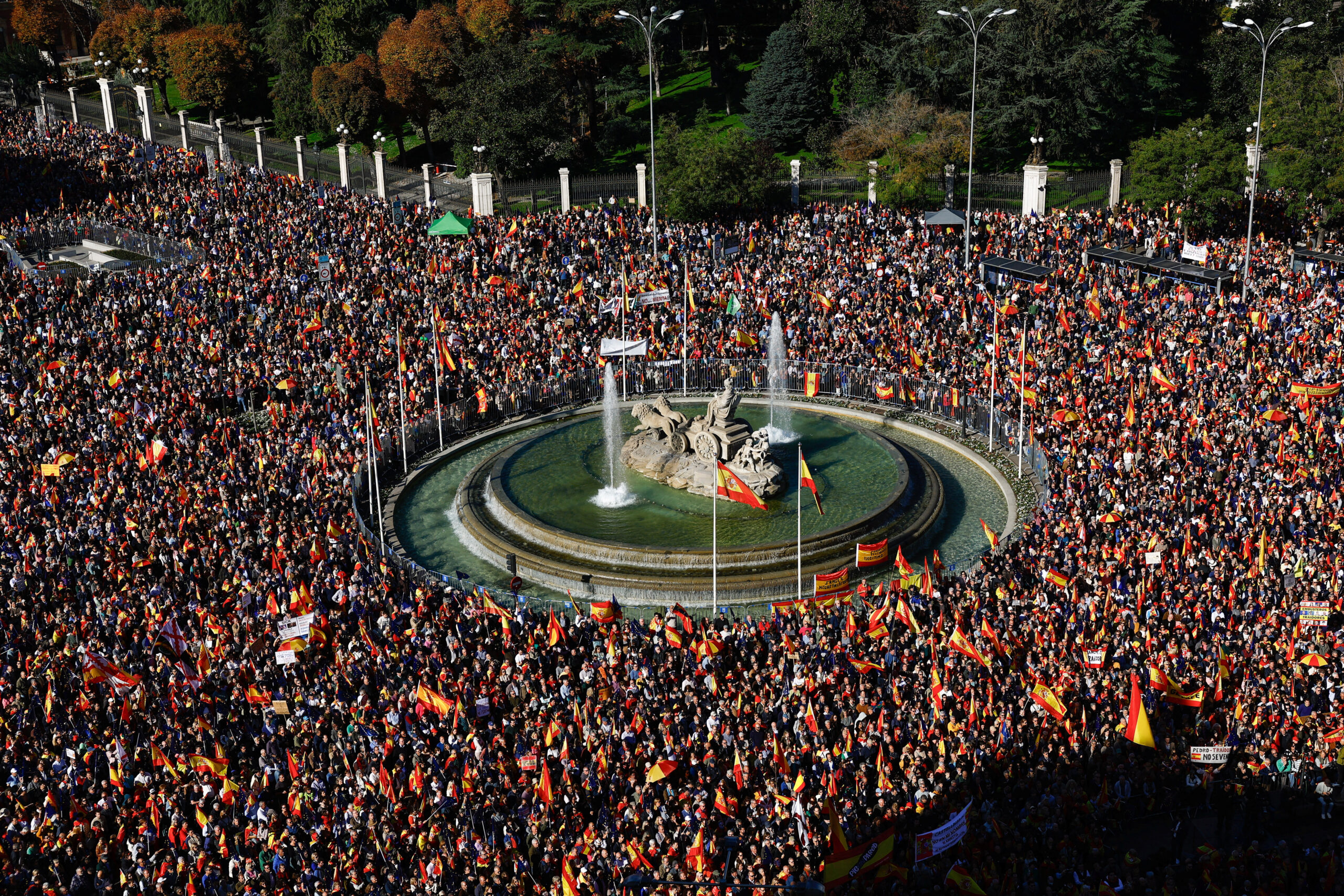 «Η Καταλονία είναι Ισπανία»:  Τεράστια διαδήλωση κατά του Ισπανού πρωθυπουργού Πέδρο Σάντσεθ