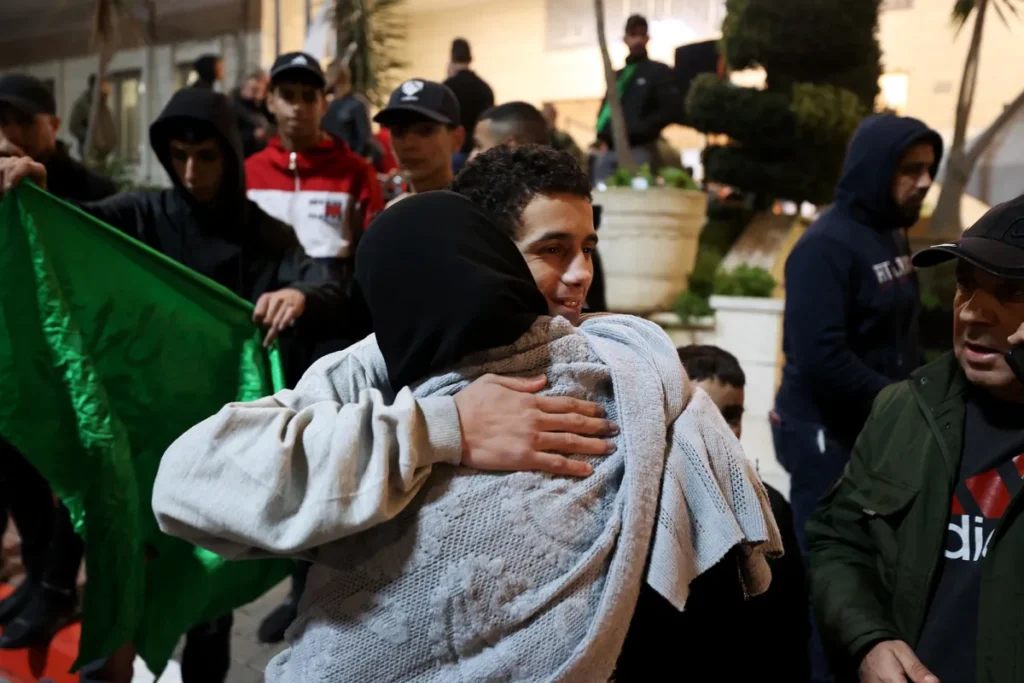 Απελευθερώθηκαν 150 Παλαιστίνιοι κρατούμενοι από τις ισραηλινές φυλακές – Το ένα τρίτο είναι ανήλικα παιδιά