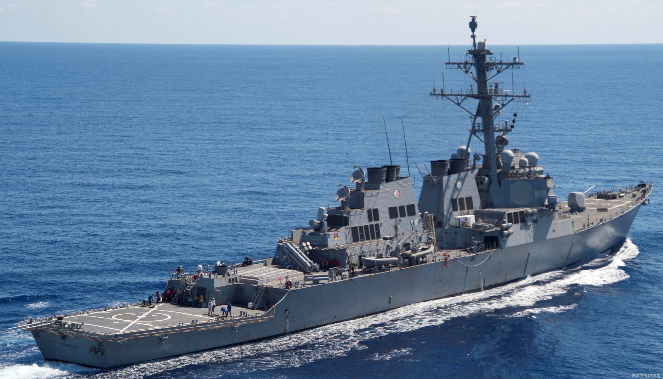 Μπαράζ επιθέσεων με πυραύλους και drones κατά του USS Carney και εμπορικών πλοίων στην Ερυθρά Θάλασσα!