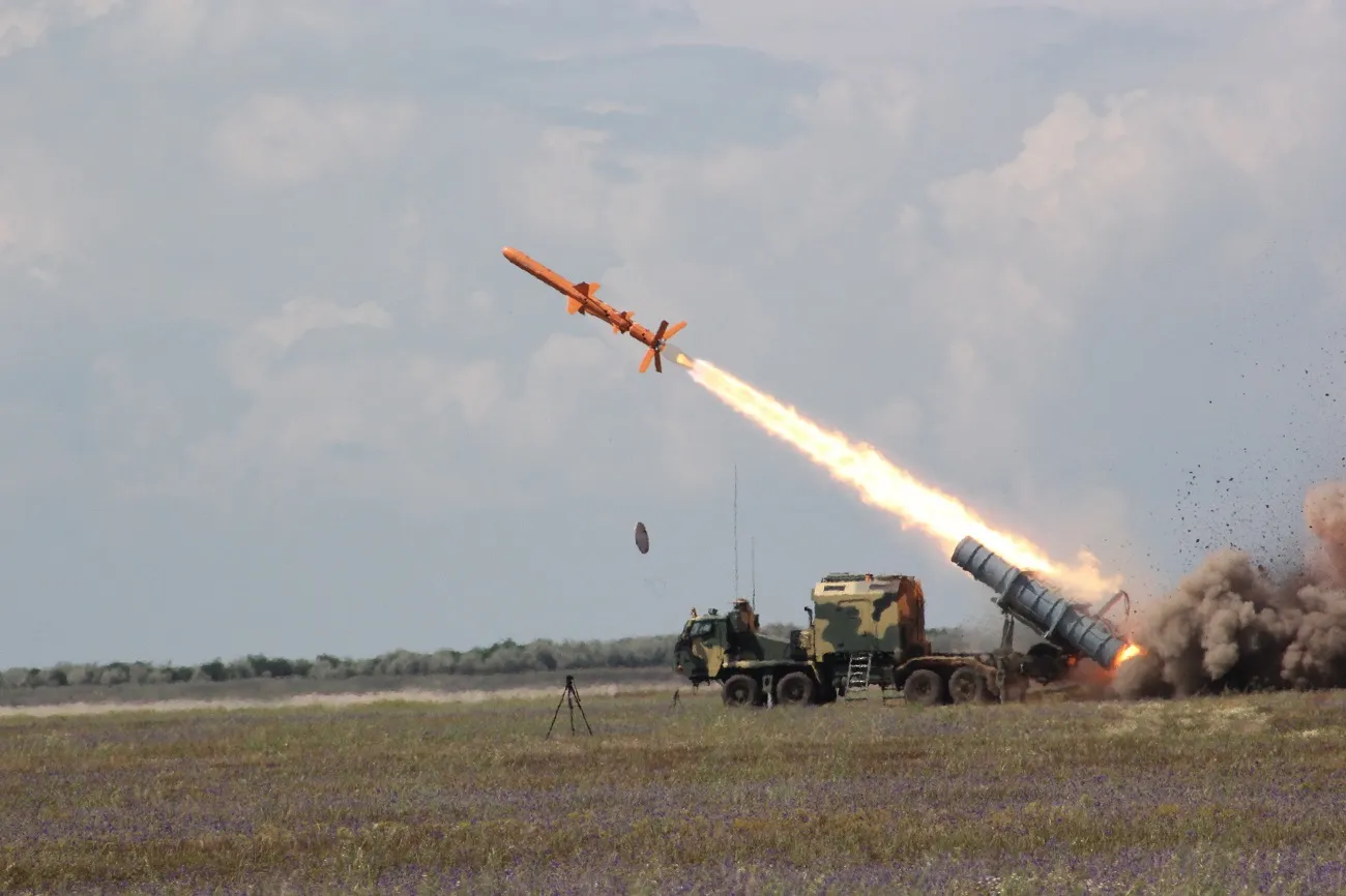 Neptune: Νέα έκδοση κατά στόχων εδάφους με αυξημένη εμβέλεια για τον ουκρανικό πύραυλο επάκτιας άμυνας