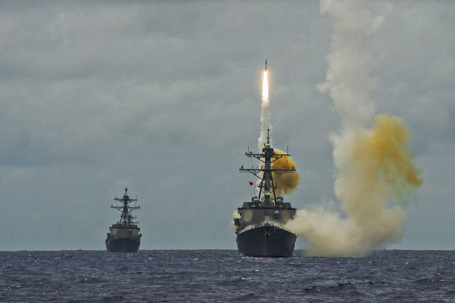 USS Carney – Χούθι: 22-0 – Πήραν «φωτιά» οι πύραυλοι SM-2 του αμερικανικού αντιτορπιλικού