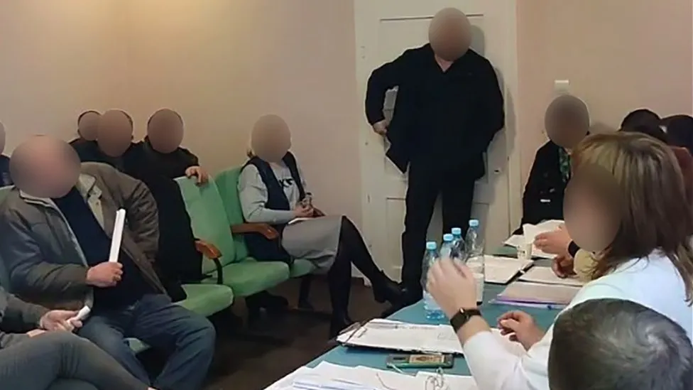Ουκρανία: Βίντεο σοκ – Πέταξε τρεις χειροβομβίδες σε συνεδρίαση δημοτικού συμβουλίου – Τρεις νεκροί και 23 τραυματίες