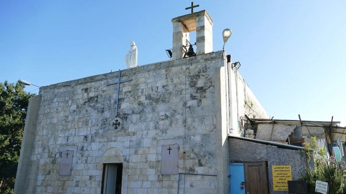 Καθολική η εκκλησία που κτύπησε η Χεζμπολάχ – Το μοναδικό κτίριο που είχε μείνει όρθιο στον βομβαρδισμό του Ισραήλ το 1951