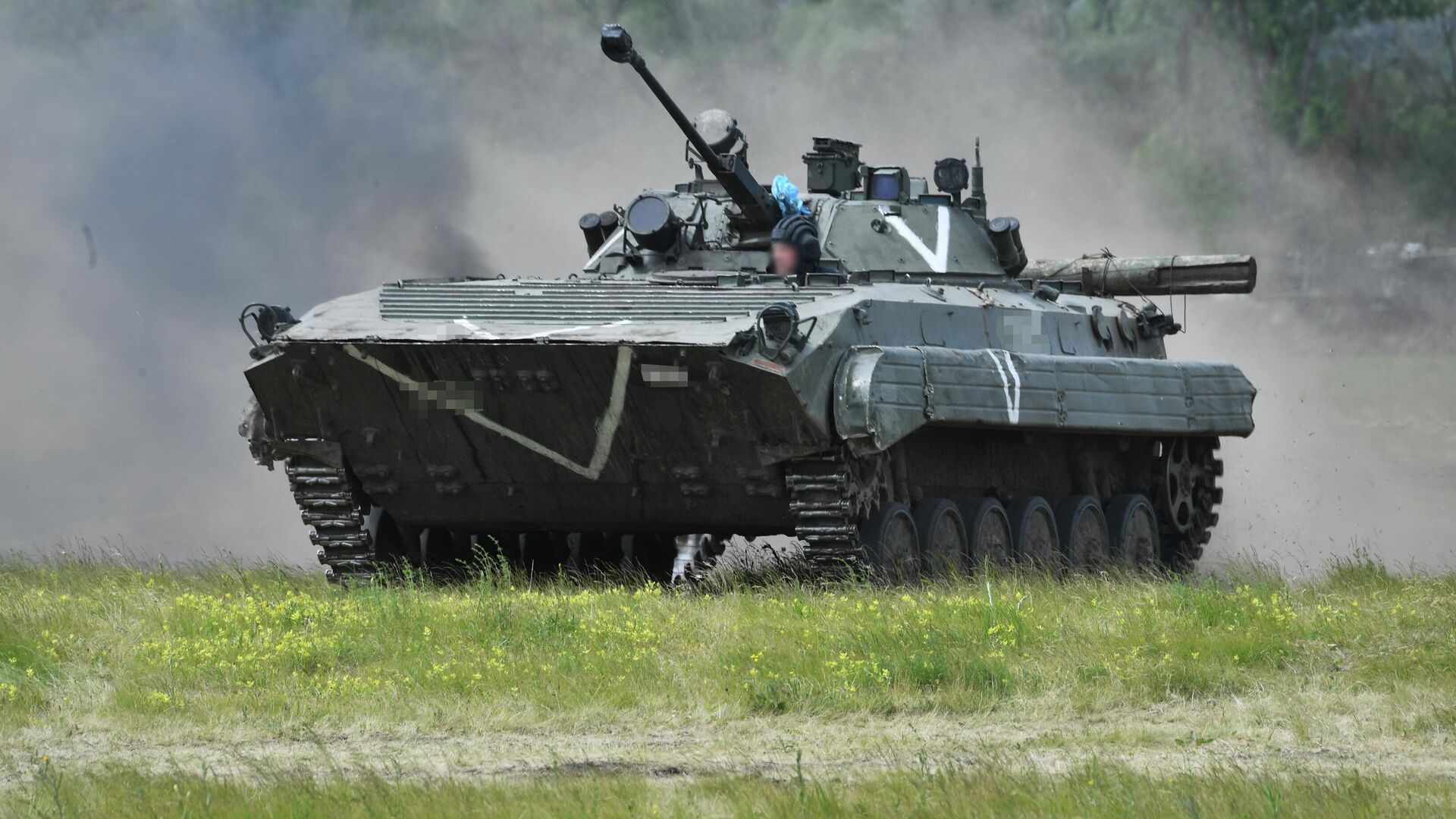 Ουκρανικό drone καταστρέφει ρωσικό BMP-2 (βίντεο)