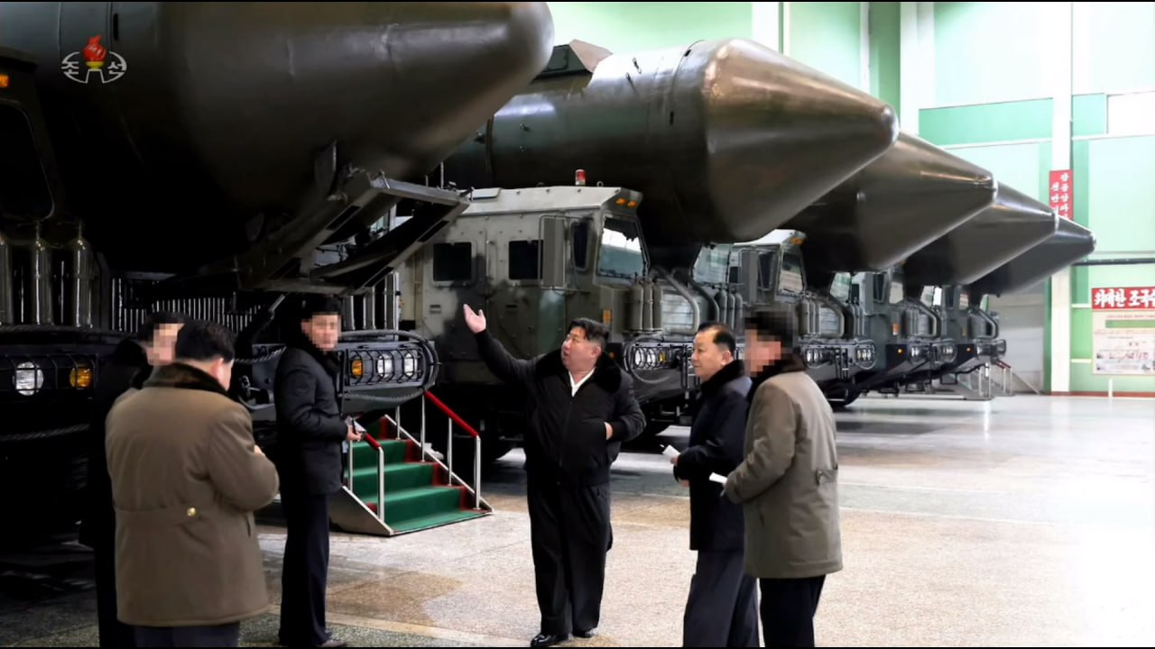 Κιμ Γιονγκ Ουν: Ο υπέρτατος ηγέτης σε εργοστάσιο παραγωγής βαλλιστικών πυραύλων