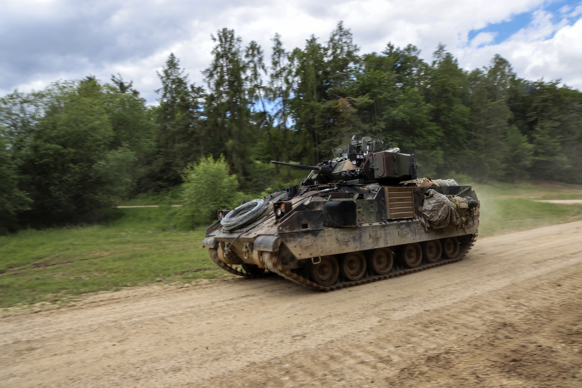 Ουκρανία: Μ2 Bradley θέτει εκτός μάχης ρωσικό BMP-2 με βολές του πυροβόλου του